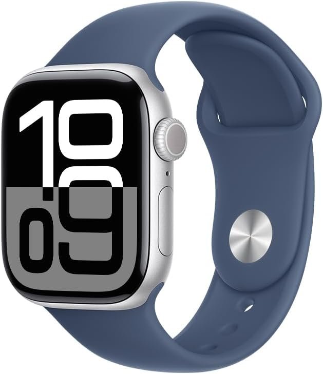 Apple Watch com caixa prateada e pulseira azul, exibindo mostrador digital grande em fundo preto.